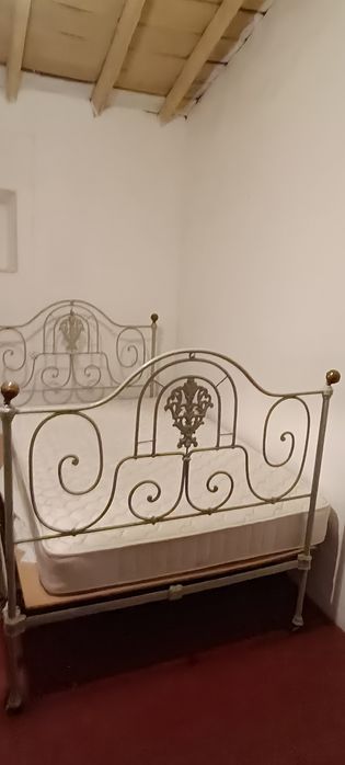 Cama casal em ferro