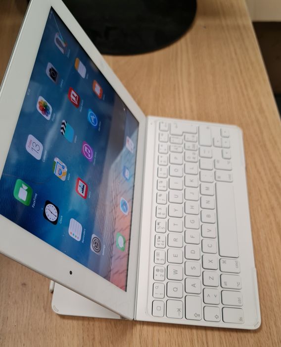 Logitech ultra cienka klawiatura Cover dla Ipad 2,3,4 Biała, Czarna