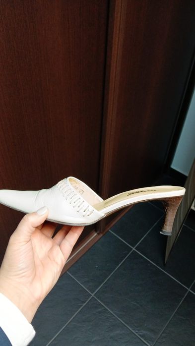 Sapatos cremes de salto