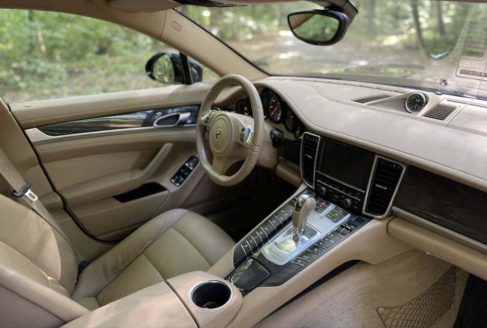 Продам авто Porsche Panamera 4S
