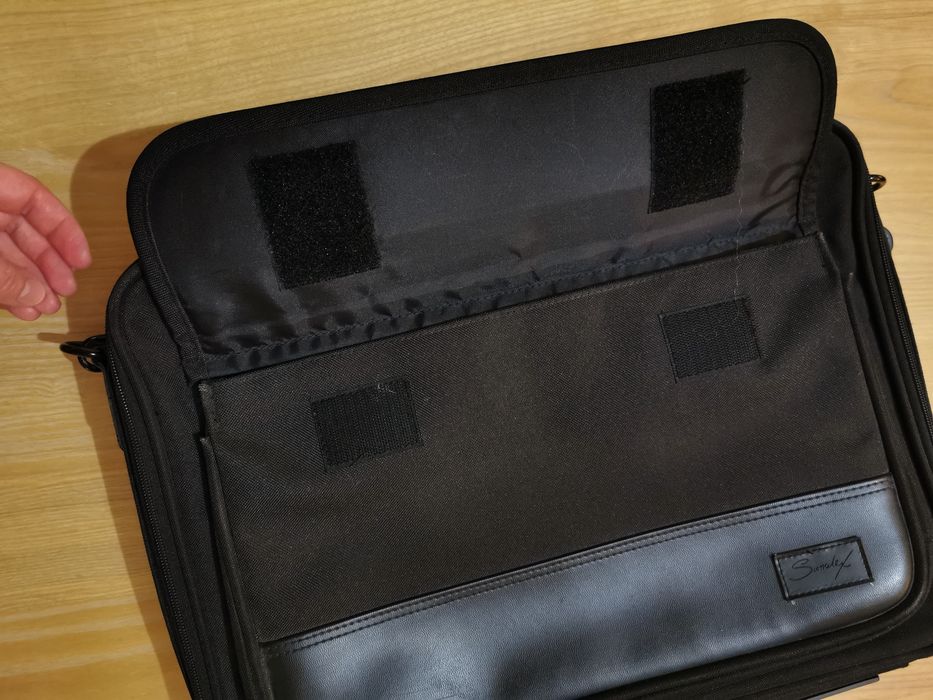 Czarna torba na laptopa, dużo kieszeni