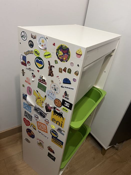 Regał Ikea z pojemnikami