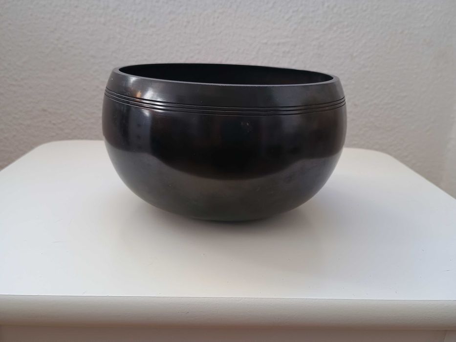 Taça tibetana grande em negro liso