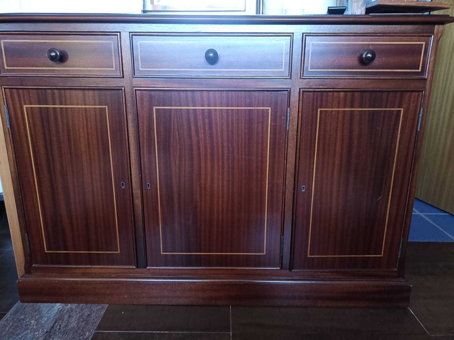 Armário aparador com espelho