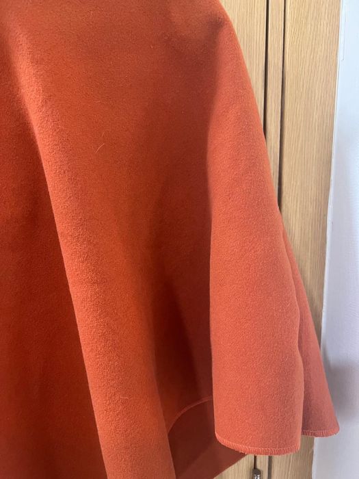 Capa com capuz em pelo