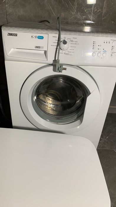 Продам пральну машину  на запчастини. Полетіла кресовина. Барабан важк