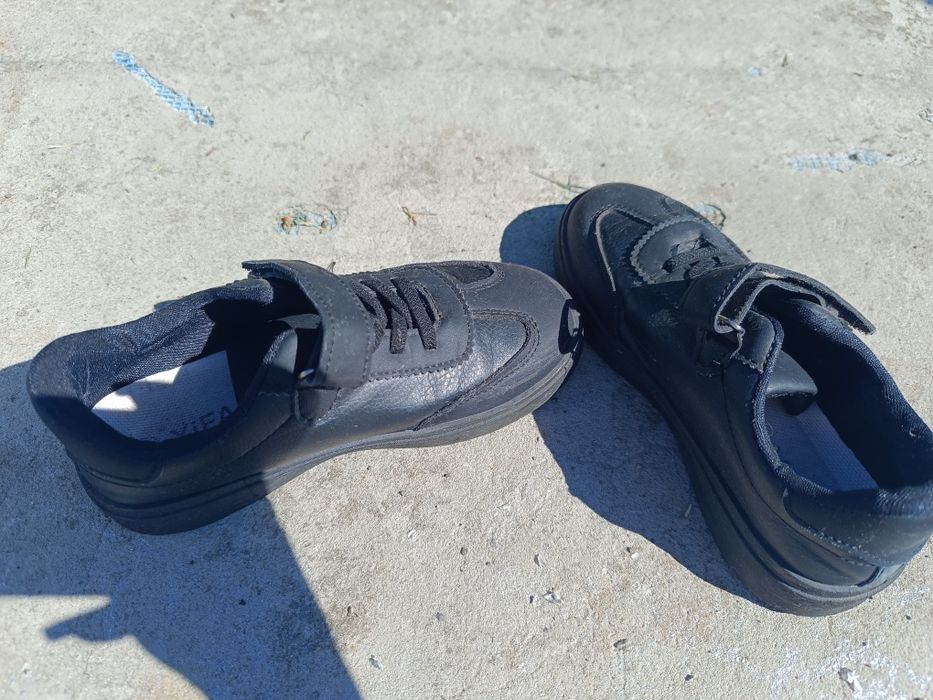 Продаються кросівки