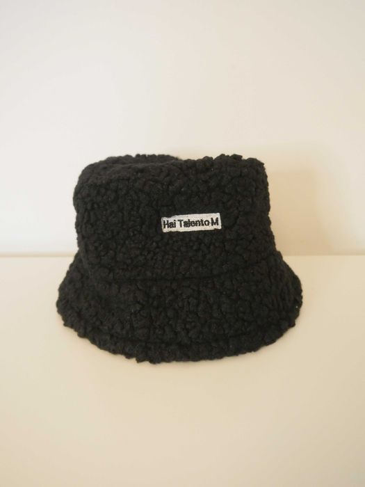 Czarny bucket hat