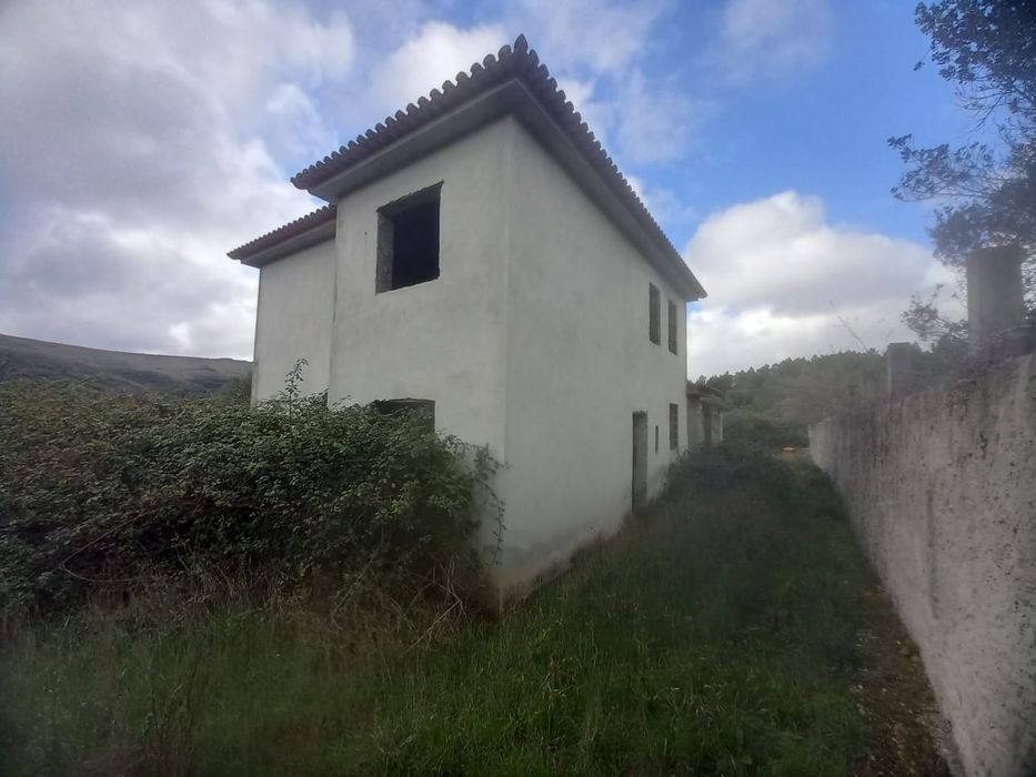 Vende se terreno com moradia em construção  Ribas de Baixo Fanhões