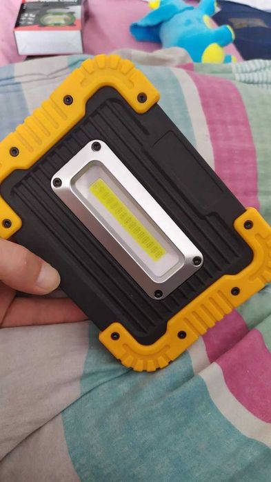 Lampa robocza LED 30W na baterie – reflektor przenośny IP44