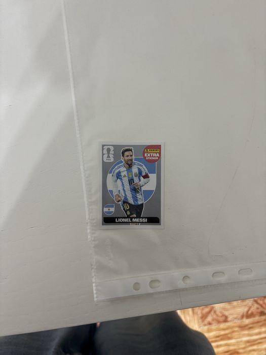 Título:  Lionel Messi Silver + Purple Extra Stickers Panini FIFA World Cup 2026 – Pack Fresh – Mint/NM