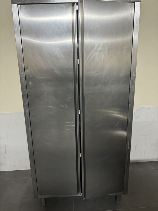 Louceiro em inox , armário completamente fechado