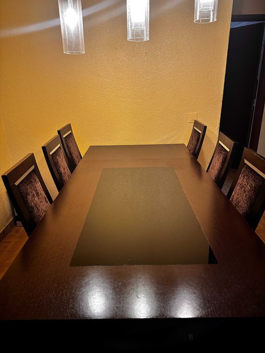 Mesa de Jantar e 6 cadeiras. Madeira escura, Extensível