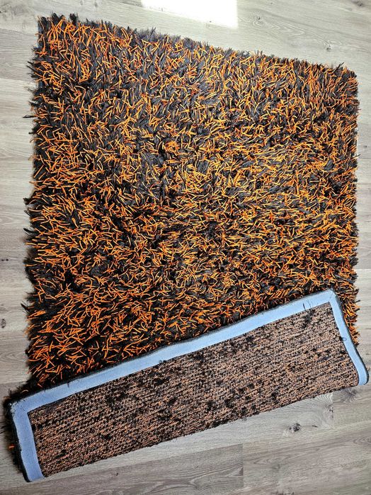 Carpete castanha e laranja de pêlo.