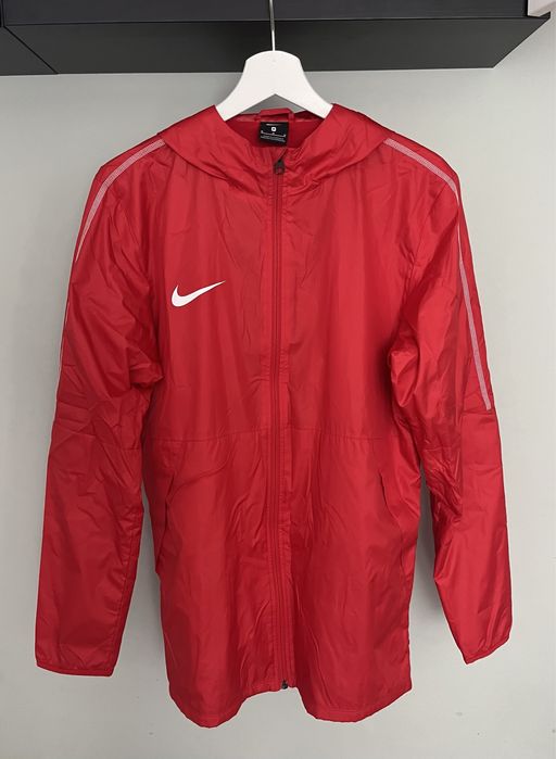 Wiatrówka Nike czerwona