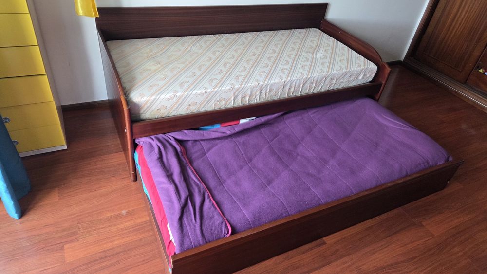 Cama dupla, com colchões