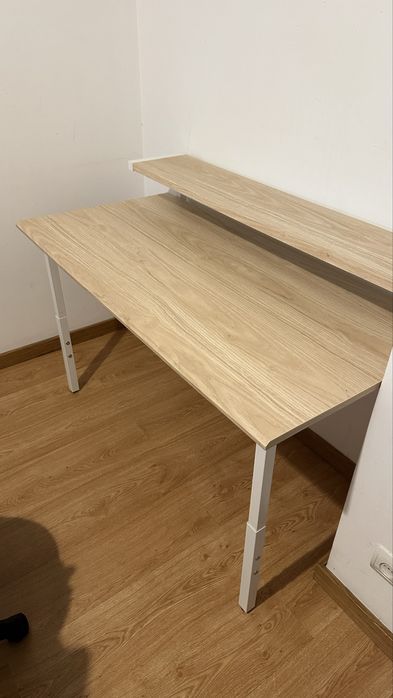 Secretária com prateleira