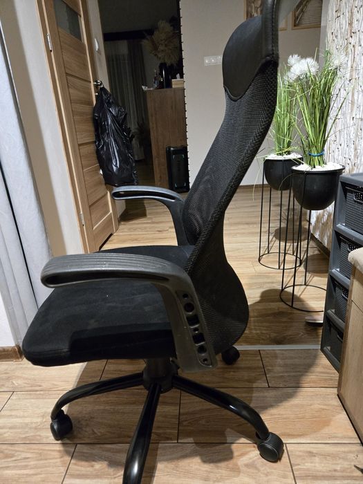 Fotel obrotowy czarny