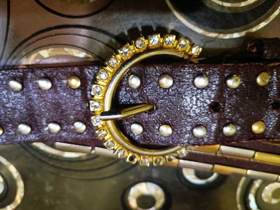 Красивый женский ремень с камнями