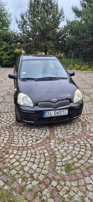 Toyota Yaris Na sprzedaż Toyota Yaris pierwszej generacji z 2005 roku, wyposażona w