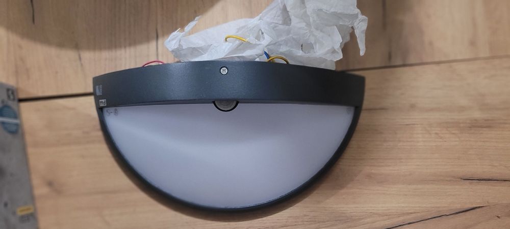 Lampa zewnętrzna LED z czujnikiem ruchu i zmierzchu.