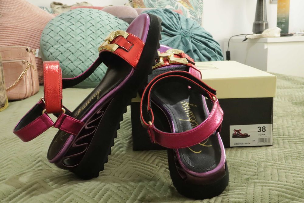 Sandálias coloridas Marca Rockaway