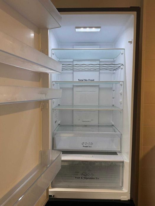 Frigorífico Hisense RB440N4ACD NoFrost Inox - Como Novo (1 ano de uso)