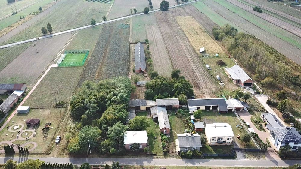 Gospodarstwo rolne / Siedlisko / Budynki gospodarcze > 700 m2 / Media