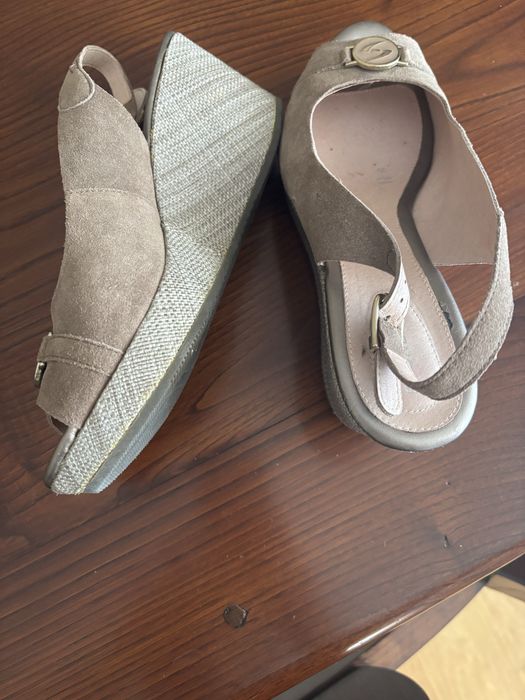 Sandalias de cunha  em tons claros, numero 38. Quase novas,