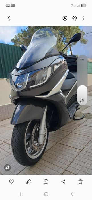 Piaggio x10 125 .