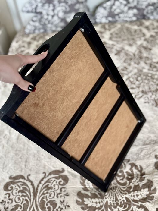 Компактний столик з розкладними ніжками