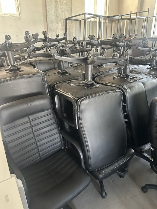 Продам офисную мебель: диваны, кресла, столы, стеллажи
