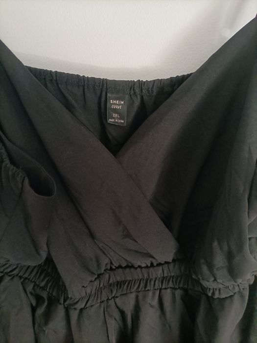 Macacão calção com tapa de alças preto com elástico abaixo do peito
