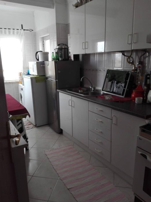 Aluga-se quarto na zona de Loures