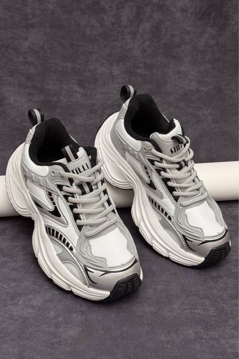 Стильні жіночі кросівки