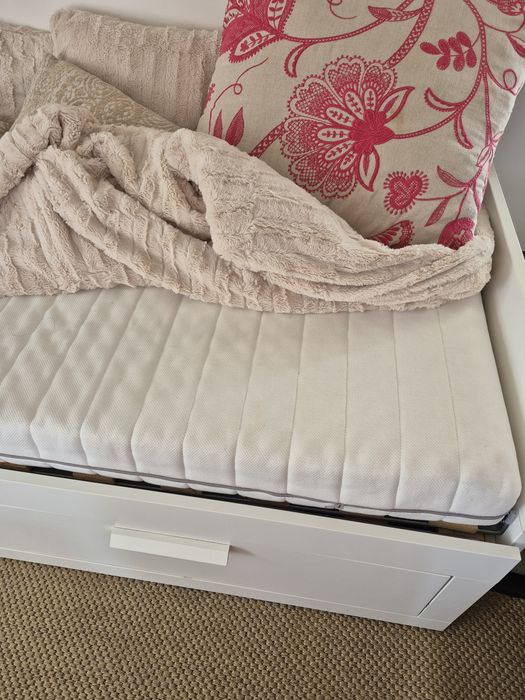 Sofá cama em bom estado e abrindo é uma cama de casal.