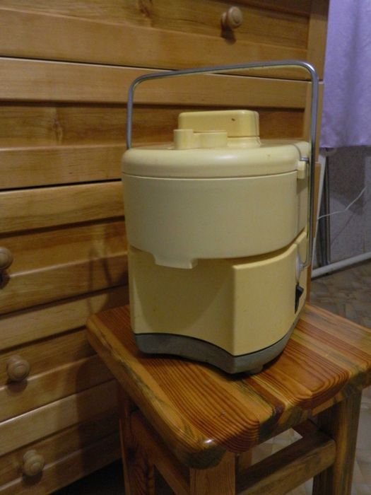 Электрическая соковыжималка-шинковка "Росинка" б. у. рабочая