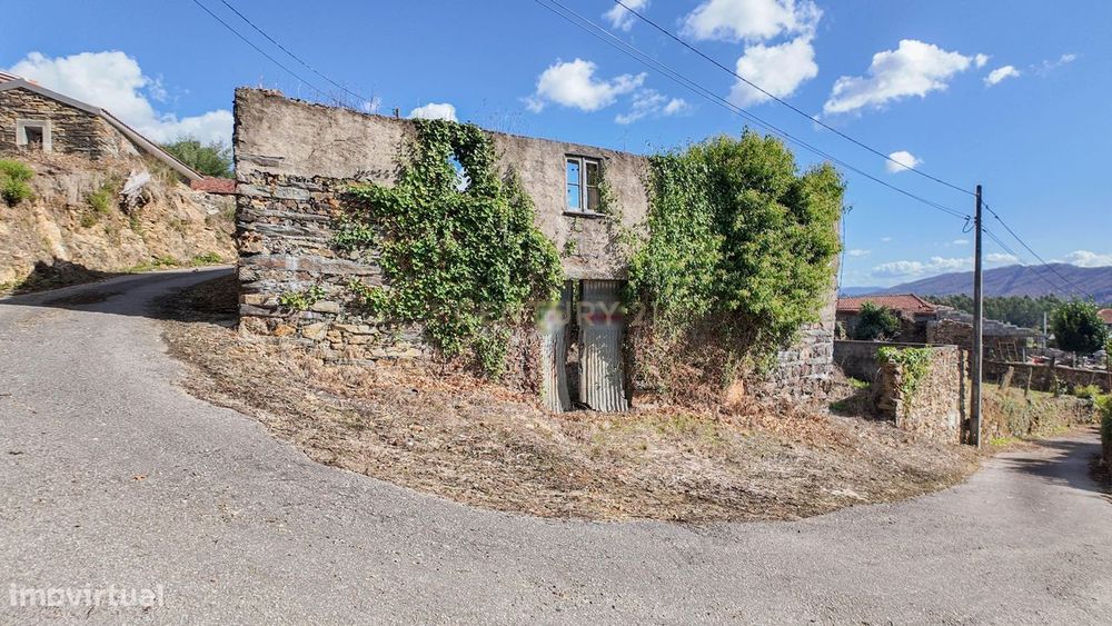 Terreno com Ruína em Aguiar de Sousa