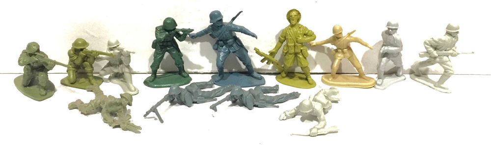 Conjunto de 13 soldados em plástico - não estão marcados