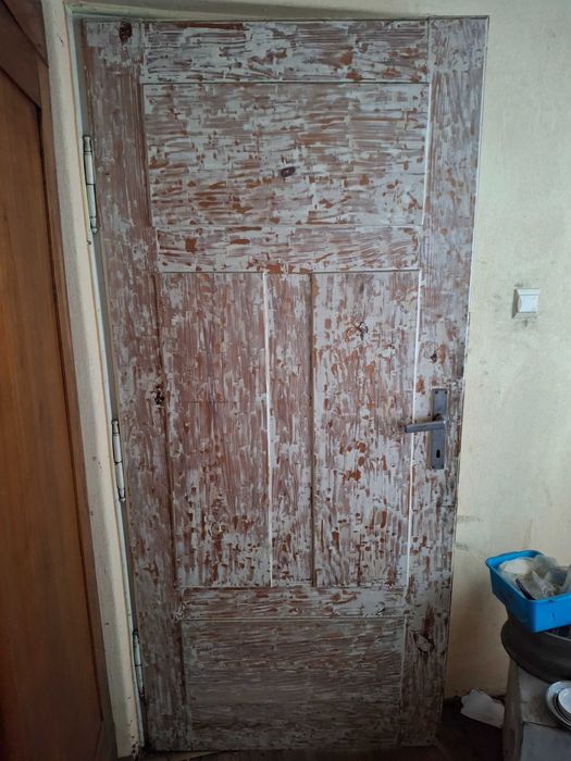 Solidne drewniane drzwi