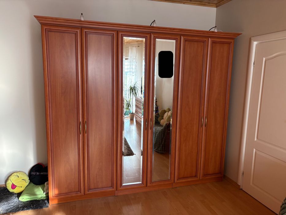 Duża szafa 6-drzwiowa z litego drewna 210×240 cm z oświetleniem