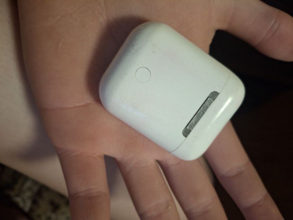 Продам AirPods 2 (2019)