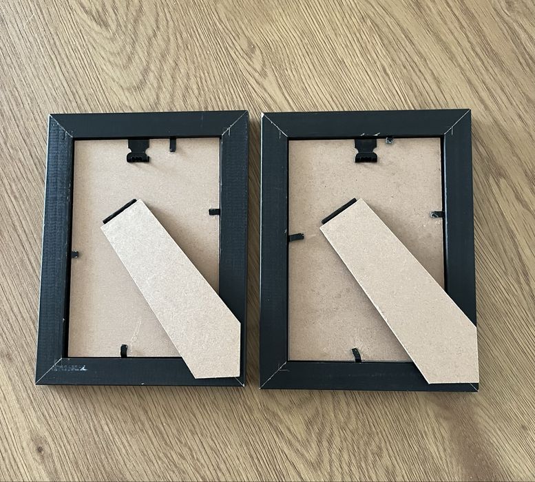 Dwie ramki na zdjęcia 10,5 x 15,5 cm.