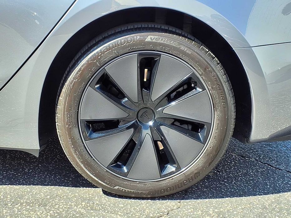 Tesla Model 3      2025