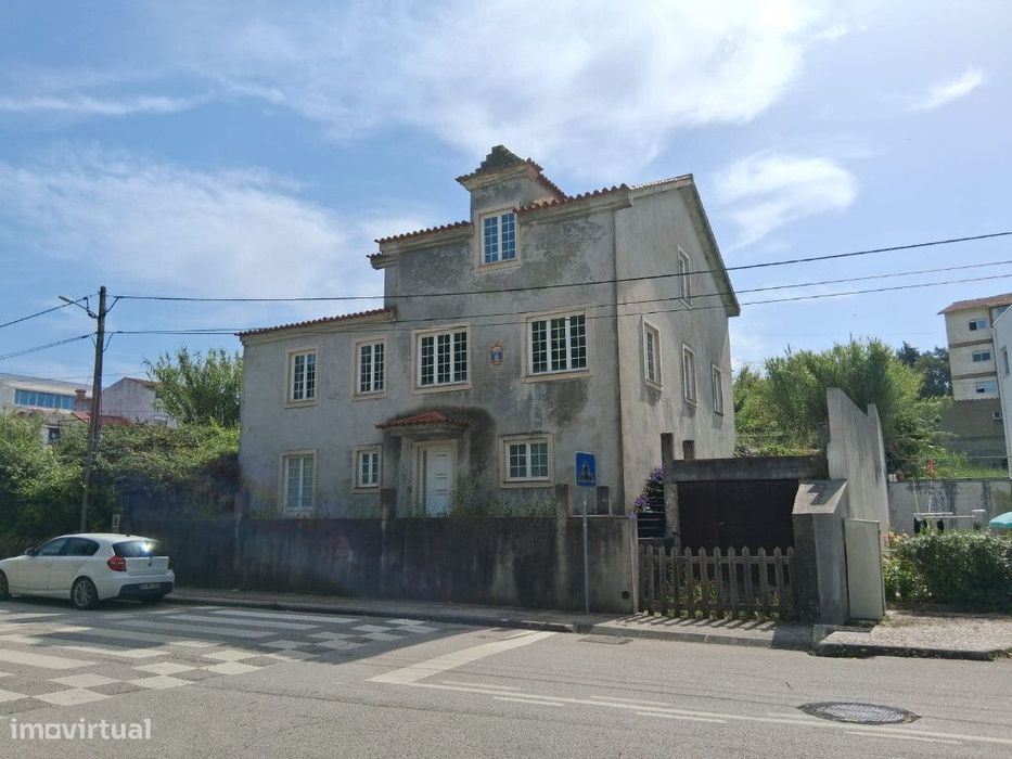 Moradia M6 com garagem em zona de Cernache