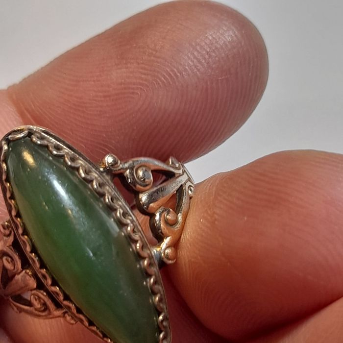 Srebrny pierścionek z nefrytem