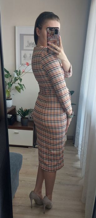 Elegancka taliowana sukienka midi z paskiem w kratkę Mohito 32 XXS