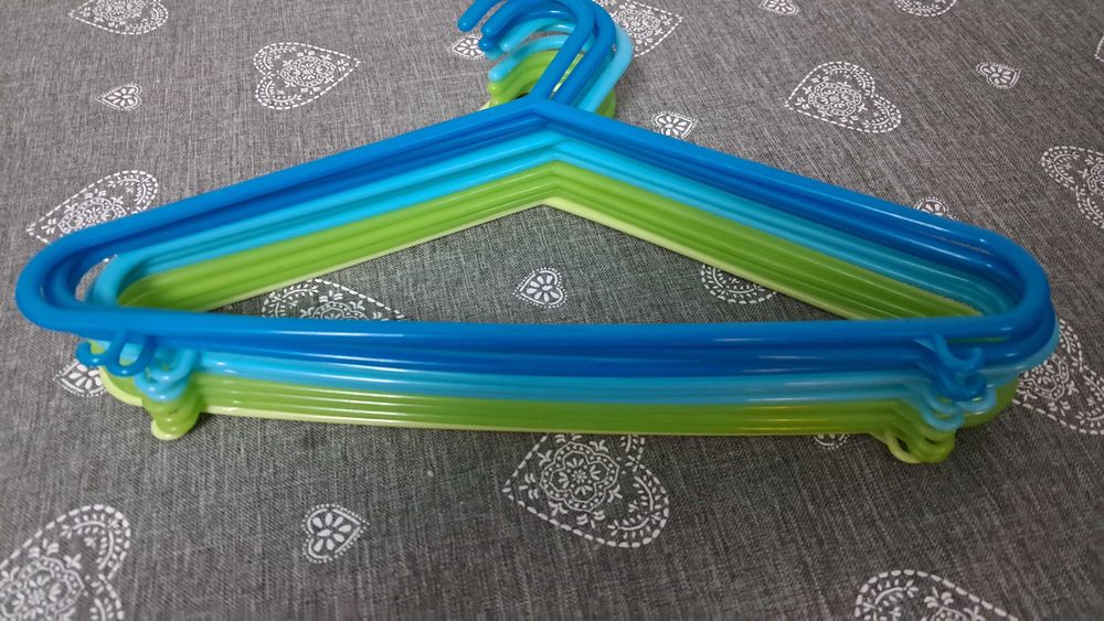 Zestaw 10 sztuk plastikowych nowych wieszaków