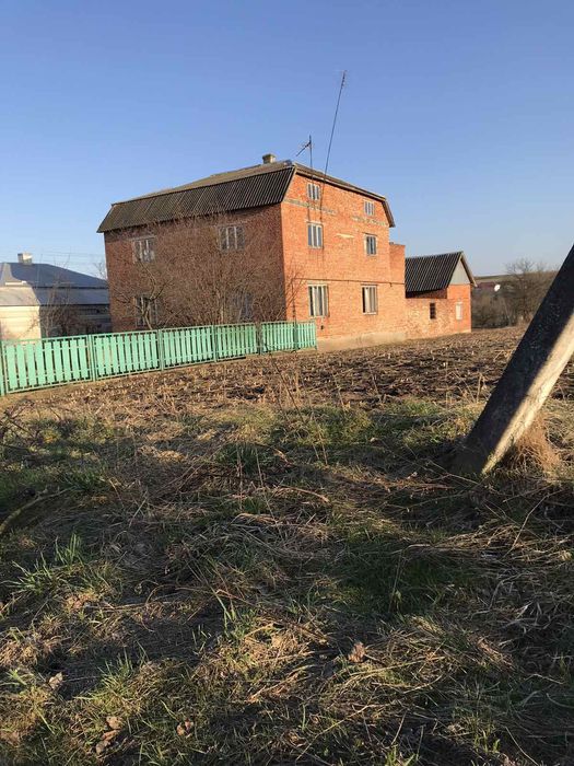 Продам житловий будинок з господарськими булівлями