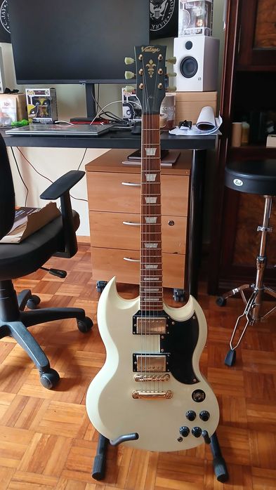 Guitarra Vintage SG (Gold Hardware)